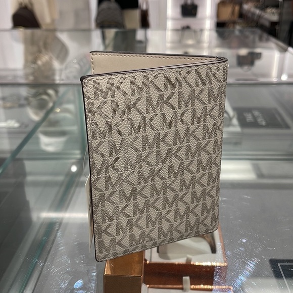 Michael Kors Jet Set Travel Passport Wallet
Light Cream Signature/Golden NWT - Picture 10 of 16